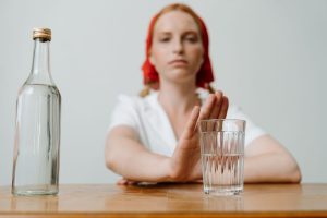 trzeźwienia alkoholika, dziewczyna odmawia alkoholu