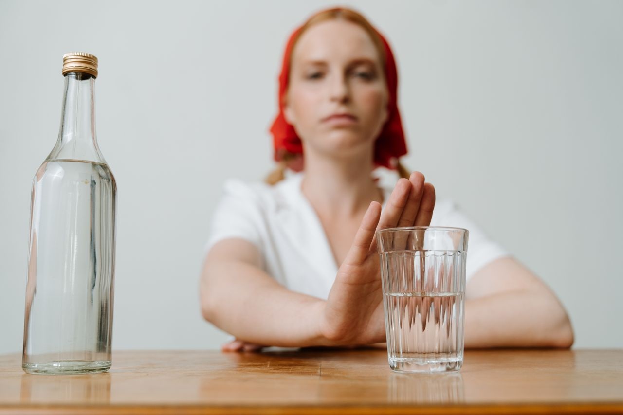 trzeźwienia alkoholika, dziewczyna odmawia alkoholu